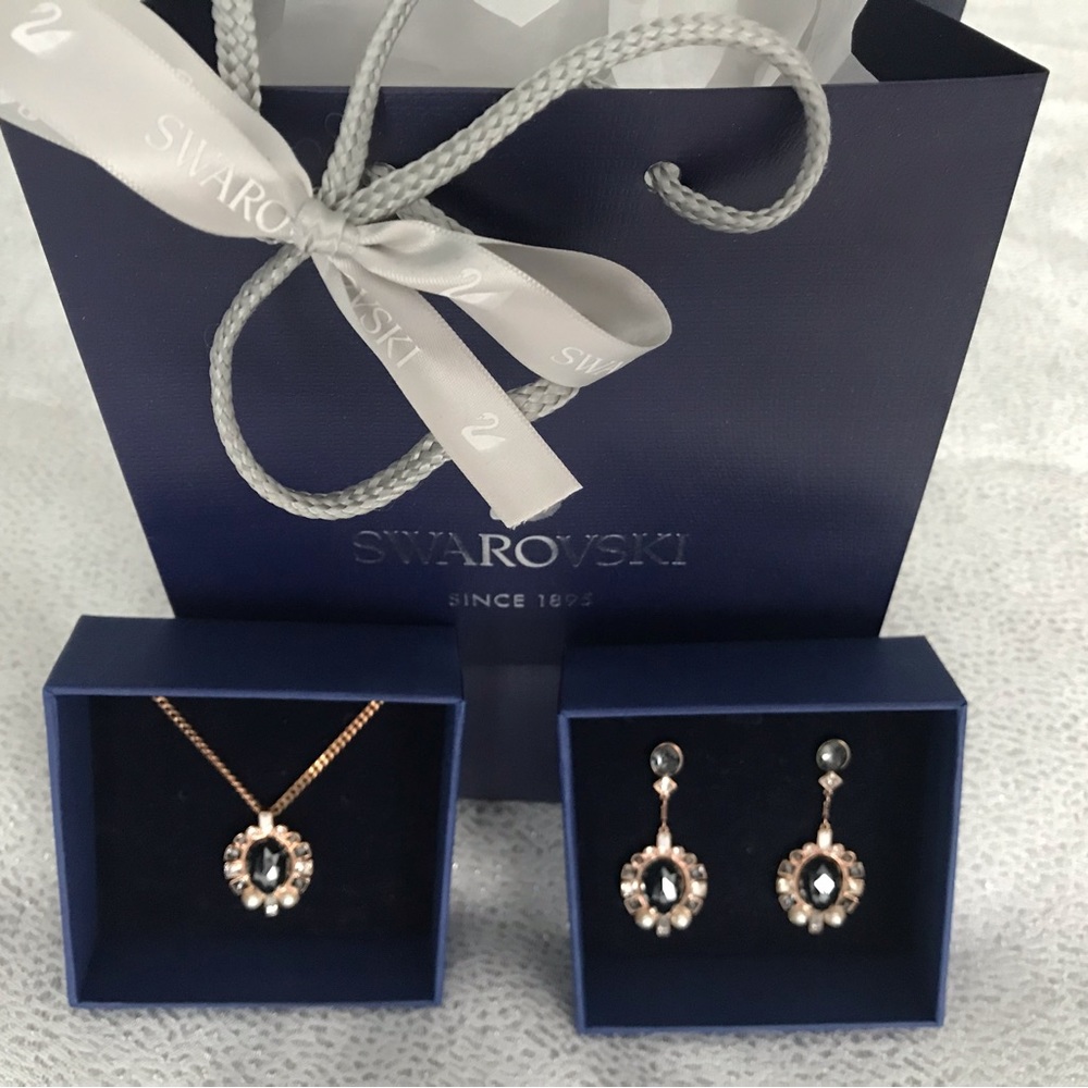 SOLD !✨Like New Swarovski Earrings and pendant set✨ - Picture 2 of 6